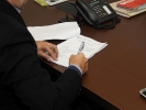 Assinatura de apoio financeiro para a prefeitura de Maracajá. Prefeito Arlindo Rocha, Chefe de divisão de planejamento, Odécia Almeida Souza da Silva e Cristiane Sant´Ana, diretora de educação e cultura do município-11