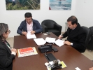 Assinatura de apoio financeiro para a prefeitura de Maracajá. Prefeito Arlindo Rocha, Chefe de divisão de planejamento, Odécia Almeida Souza da Silva e Cristiane Sant´Ana, diretora de educação e cultura do município-13