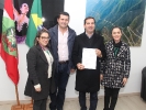 Assinatura de apoio financeiro para a prefeitura de Maracajá. Prefeito Arlindo Rocha, Chefe de divisão de planejamento, Odécia Almeida Souza da Silva e Cristiane Sant´Ana, diretora de educação e cultura do município-19