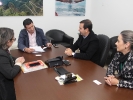 Assinatura de apoio financeiro para a prefeitura de Maracajá. Prefeito Arlindo Rocha, Chefe de divisão de planejamento, Odécia Almeida Souza da Silva e Cristiane Sant´Ana, diretora de educação e cultura do município-1