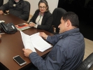 Assinatura de apoio financeiro para a prefeitura de Maracajá. Prefeito Arlindo Rocha, Chefe de divisão de planejamento, Odécia Almeida Souza da Silva e Cristiane Sant´Ana, diretora de educação e cultura do município-3