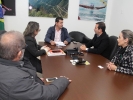 Assinatura de apoio financeiro para a prefeitura de Maracajá. Prefeito Arlindo Rocha, Chefe de divisão de planejamento, Odécia Almeida Souza da Silva e Cristiane Sant´Ana, diretora de educação e cultura do município-5