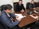 Assinatura de apoio financeiro para a prefeitura de Maracajá. Prefeito Arlindo Rocha, Chefe de divisão de planejamento, Odécia Almeida Souza da Silva e Cristiane Sant´Ana, diretora de educação e cultura do município-7