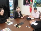 1 - Reunião com a Prefeita Fernanda Souza Cordova - Secretária educação Viviane  Matteucci - Secretária indústria comércio e turismo Franciele de Souza Cordova-6