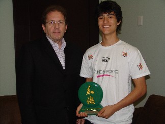 Secretário Valdir Walendowsky cumprimenta o taekwondista bicampeão mundial Mateus Kobiyama (22/07/2010)